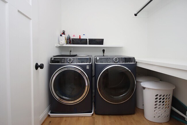 Building Photo - Beautiful, Custom-Built Pet-Friendly Lochlyn Hill Home