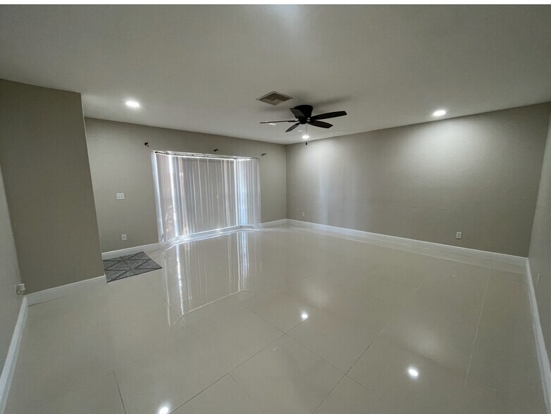 LARGE Living Room, nah window with polished porcelain tile - 3633 Country Club Blvd