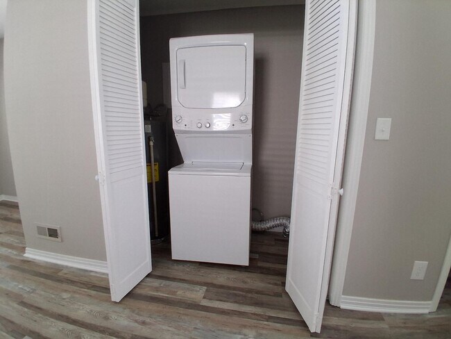 Building Photo - 1923 Woodmont Dr