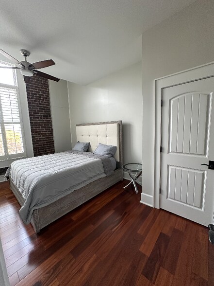 Building Photo - 300 S Gay St