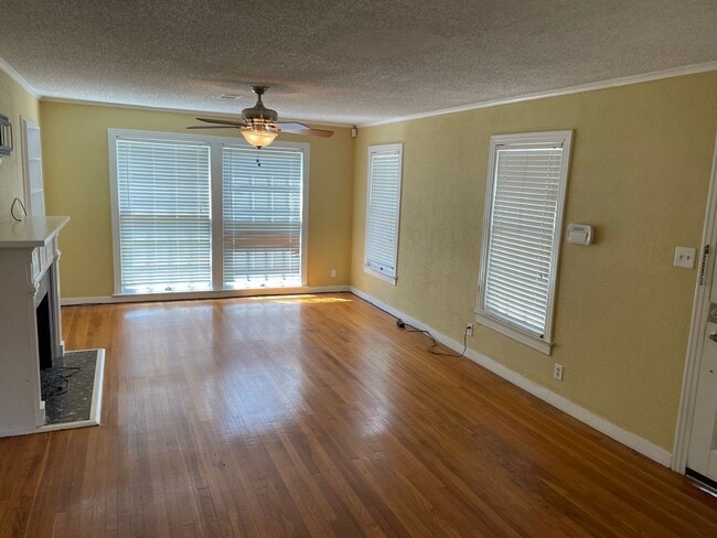 Building Photo - Broadmoor Home, 3 Beds, 2 Baths