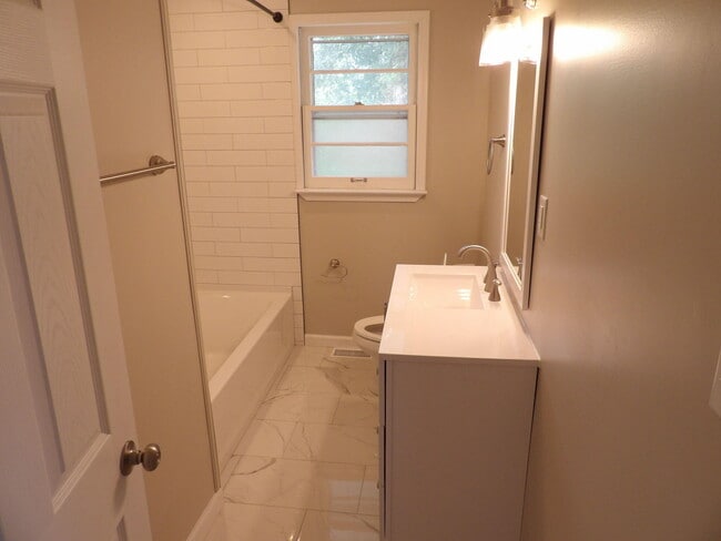 Building Photo - 286 Zandale Dr