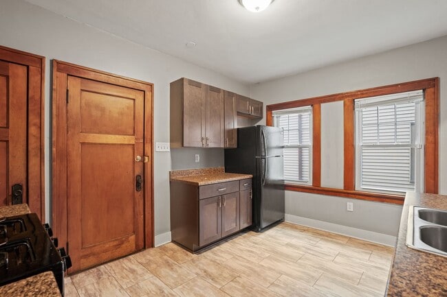 Building Photo - Rare 2 bedroom Lower