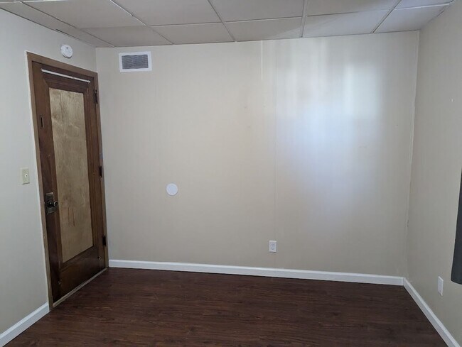 Building Photo - First Floor 3 Bed 2 Bath Apartment