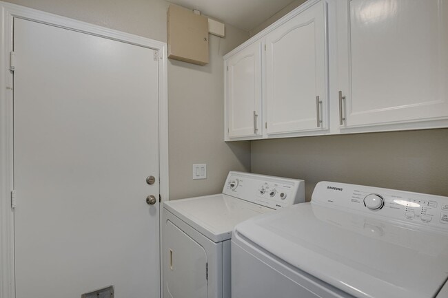Building Photo - UPGRADED 3 BEDROOM HOME IN GREEN VALLEY