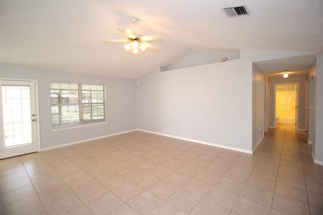 Building Photo - 12 Round Table Ln
