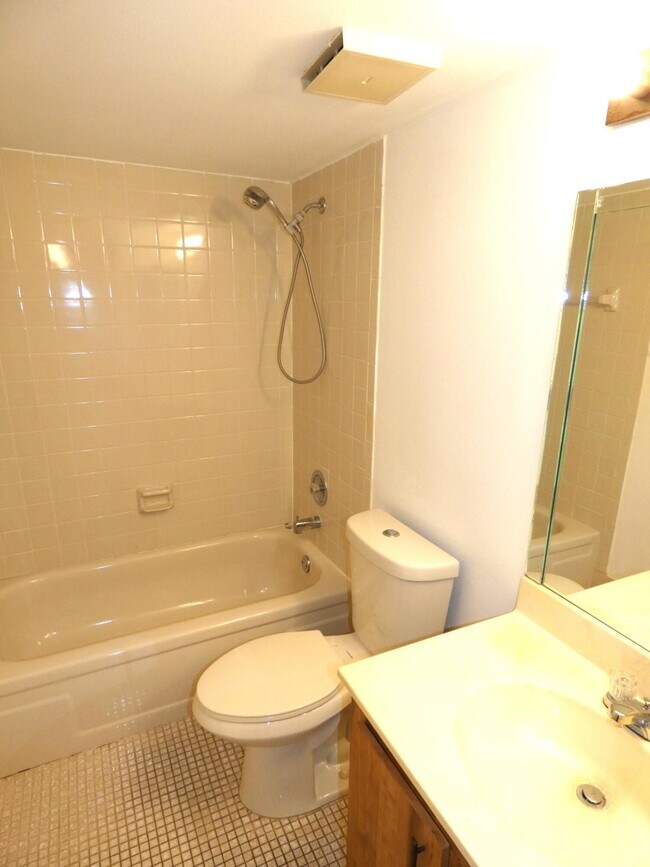 Building Photo - 357 N Rock Island Rd