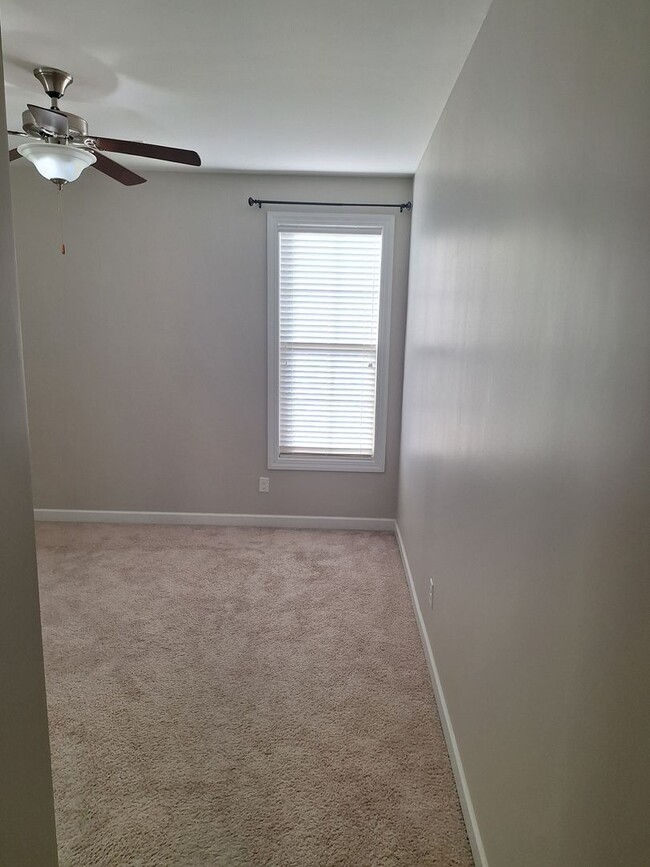 Building Photo - MARCH MOVE IN SPECIAL - $300 off FIRST FUL...