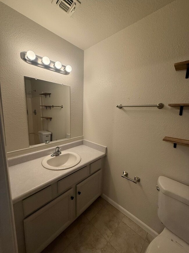 Building Photo - 3 Bedroom 2 Bathroom Home