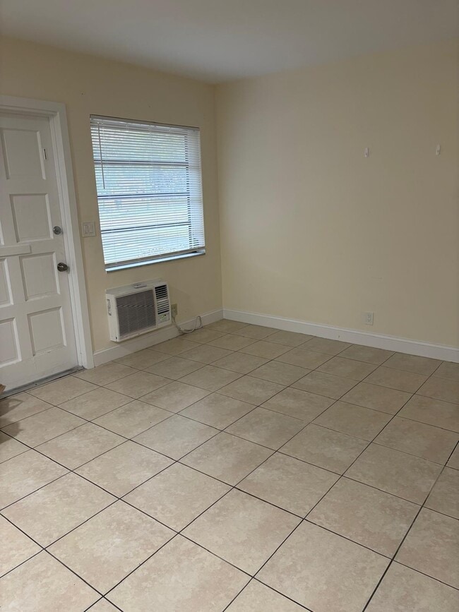 Building Photo - 826 NE 16th St