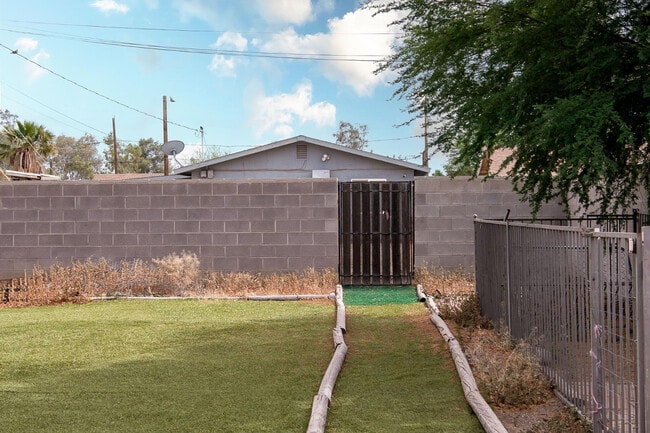 Building Photo - 541 W Melrose Dr