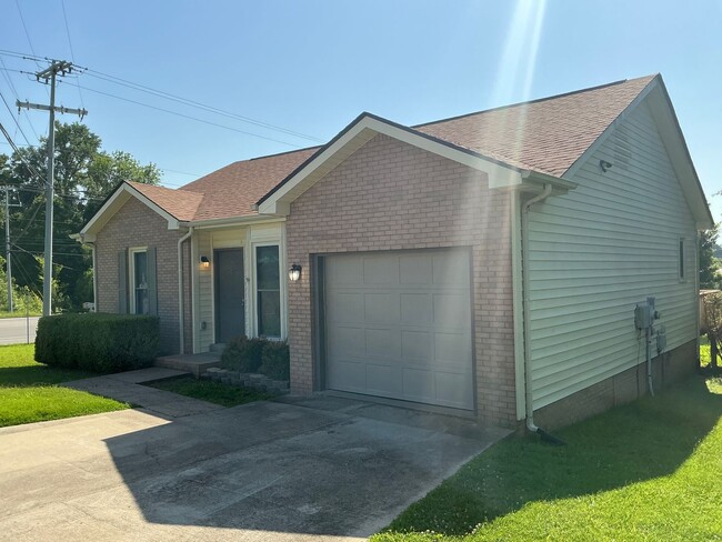 Building Photo - 101 Shady Maple Dr