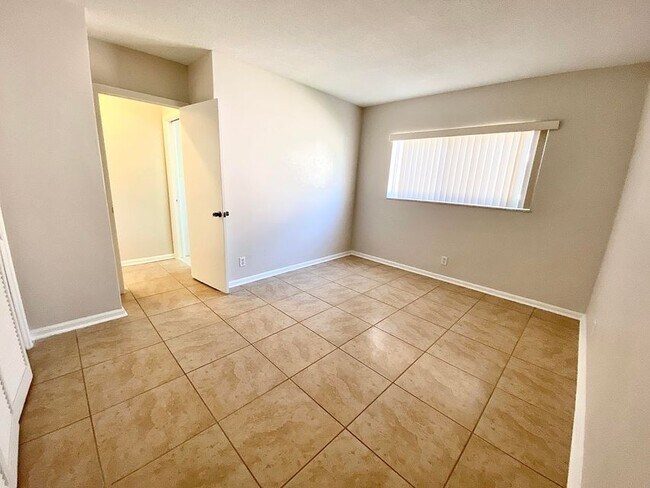 Building Photo - 213 NE 9th Ave