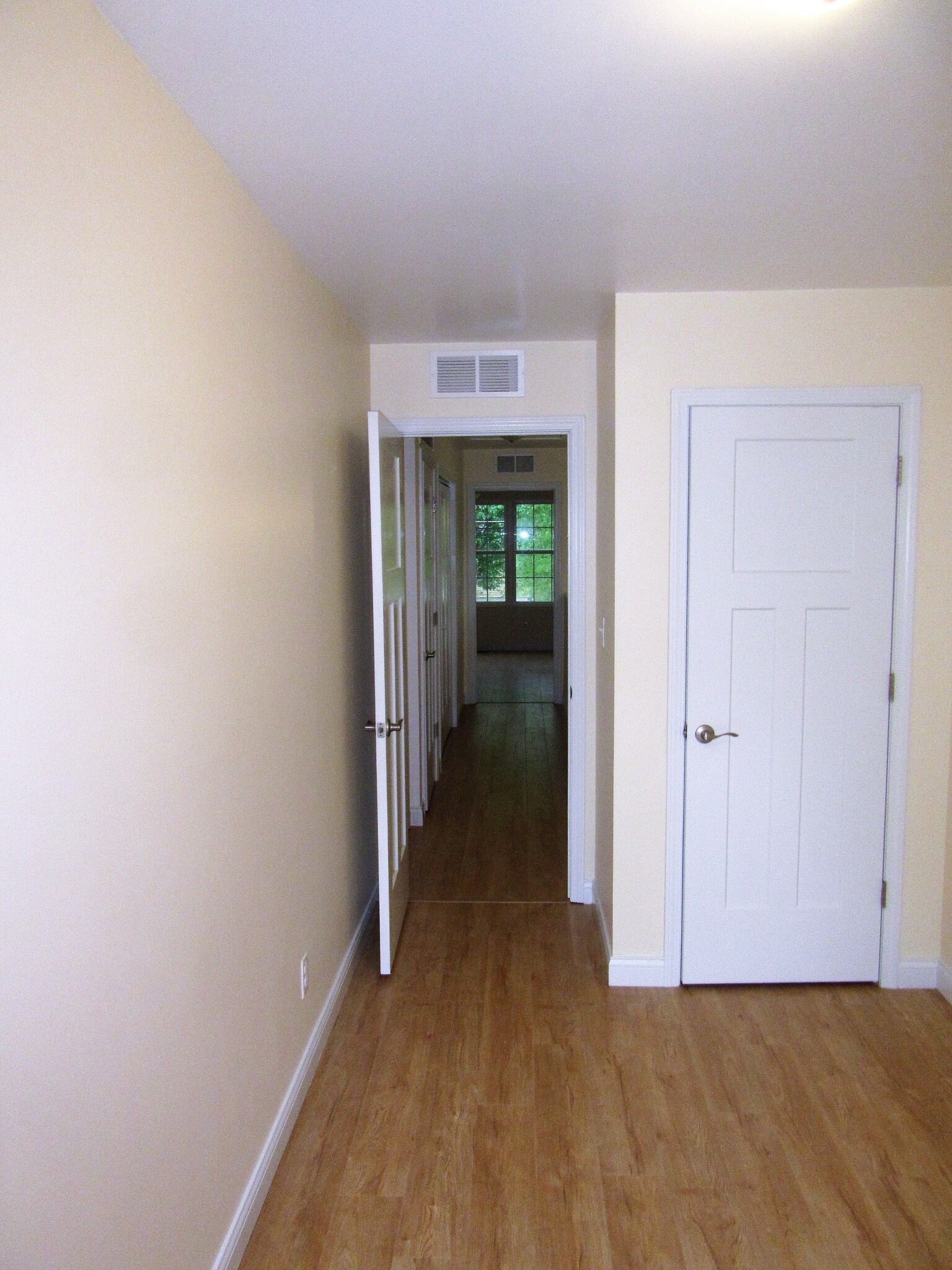 Building Photo - 408 W Maple St