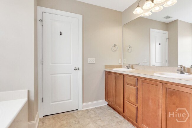 Building Photo - 255 Red Oak Dr