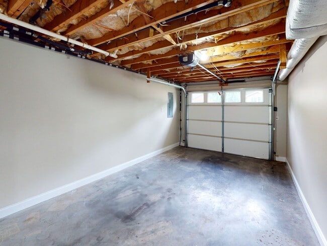 Building Photo - Move-in Ready Townhome in Desirable Sango ...
