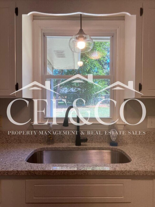 Building Photo - Beautifully updated 2 bedroom duplex!