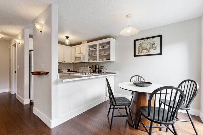 Building Photo - Lovely Townhouse in Kenton with Fenced Yard and Attached Garage