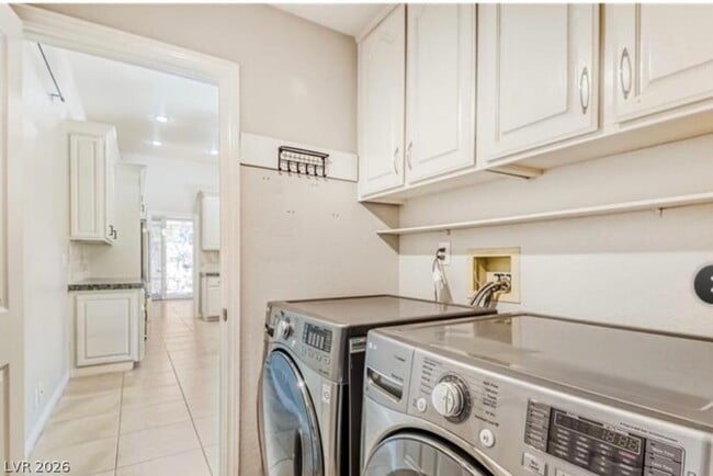 Building Photo - 8243 Round Hills Cir