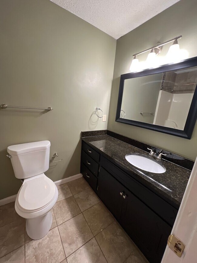 Building Photo - 2 Bed 2 Bath Condo