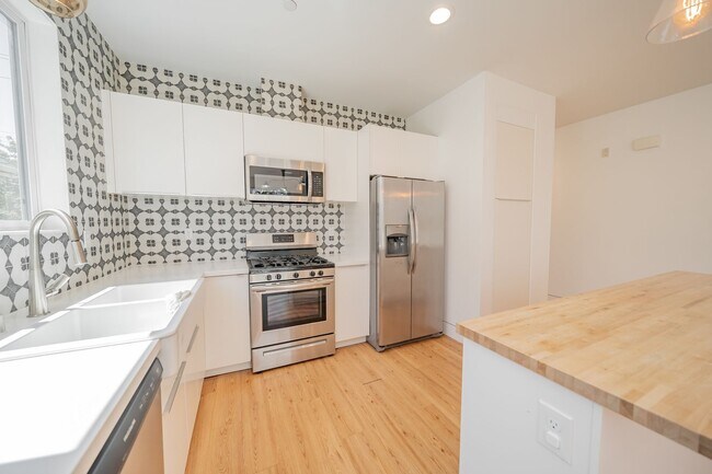 Building Photo - 848 32nd St