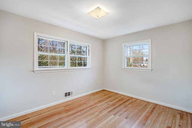 Building Photo - 9232 Forest Haven Dr