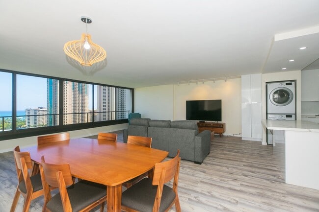 Building Photo - Canterbury Place - Fully renovated with hi...