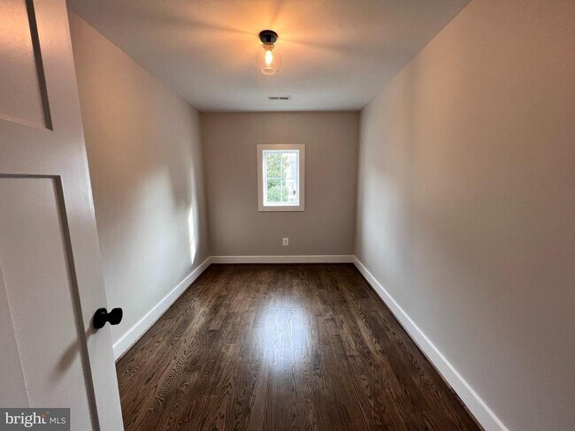 Building Photo - 210 Point Ln