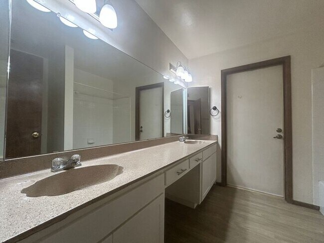 Building Photo - 2141 E Manhatton Dr