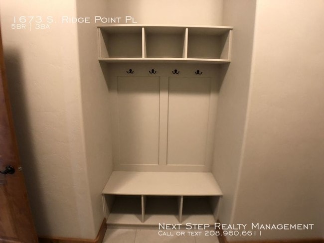 Building Photo - 5 bed 3 bath - Right Next to Table Rock