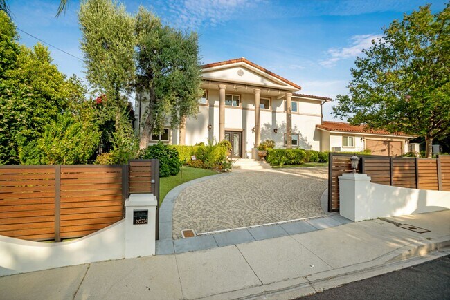 Building Photo - PRIVATE AND TRANQUIL COMPLETELY RENOVATED ...