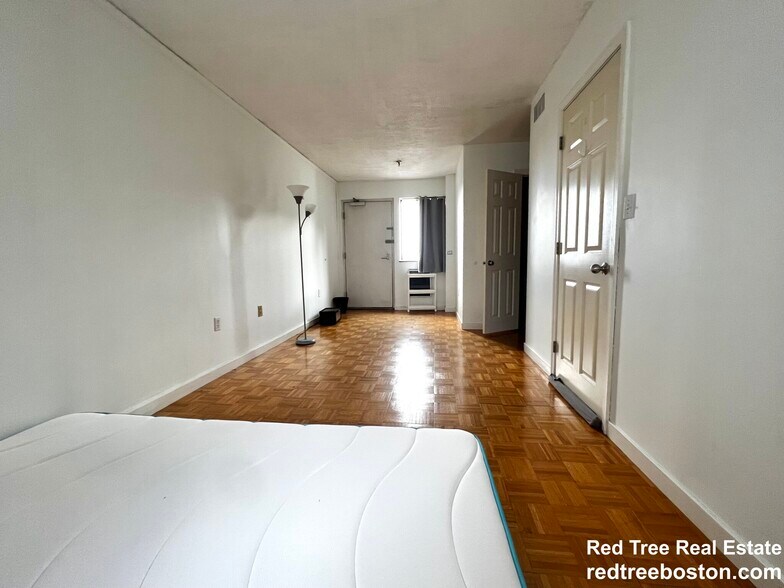 Building Photo - 152 Kelton St