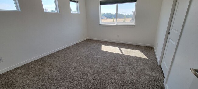 Building Photo - New and Wonderful 3 Bedroom Townhouse