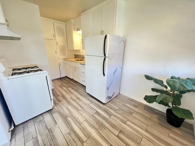 Building Photo - 4064 Oakcrest Dr
