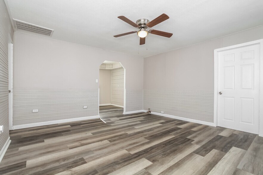 Building Photo - 1663 Hudepohl Ln