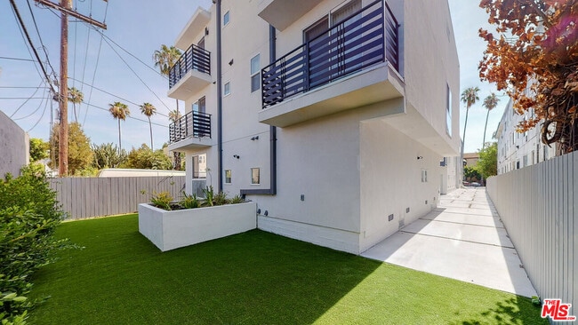 Building Photo - 953 N Mariposa Ave