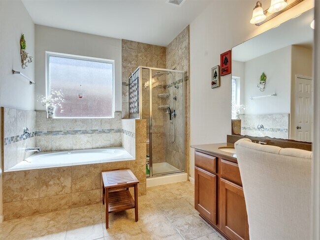 Building Photo - 2819 Lake Villa Dr