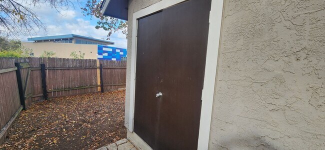 Building Photo - 2-Bed/1-Bath Townhome -Silver Creek Villas- Gated Community