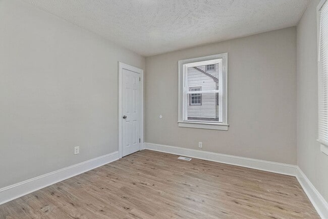 Building Photo - 207 Windsor Dr