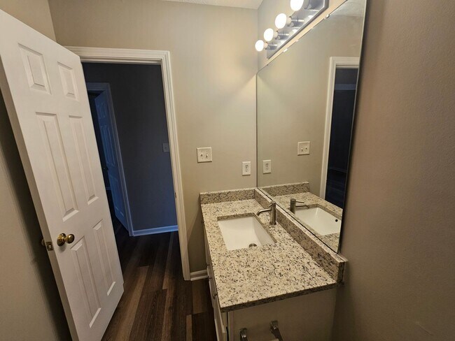 Building Photo - Remodeled Ranch Home Minutes from Uptown Charlotte