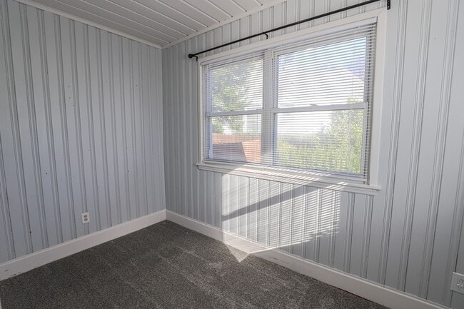 Building Photo - 1709 Oak Dr