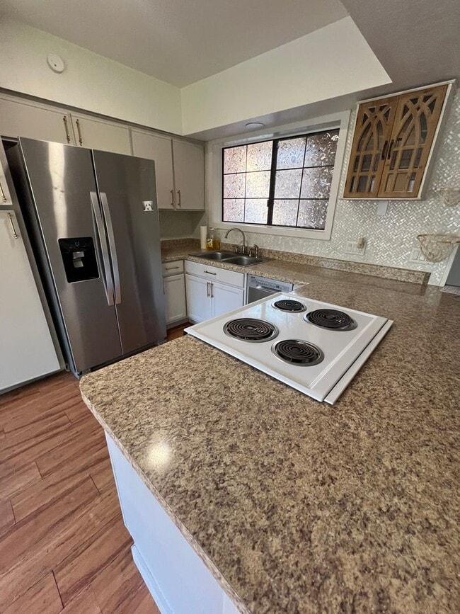 Building Photo - 3 Bedroom 2 bath Condo in Midvale!