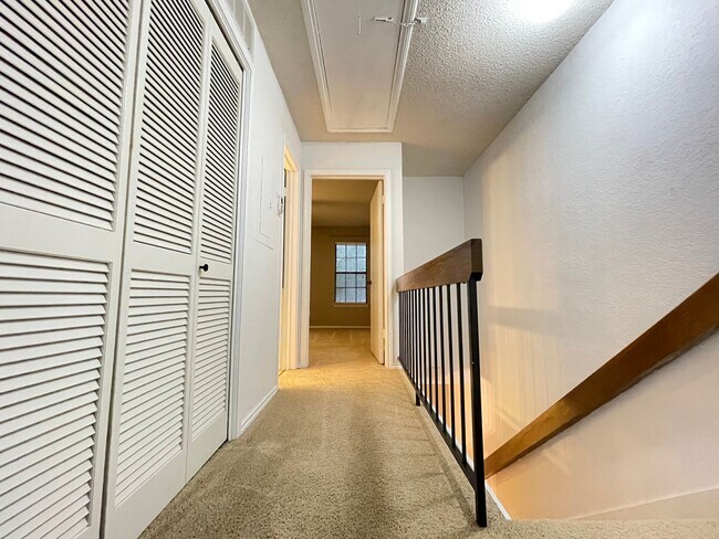 Building Photo - Cozy Townhome Minutes to the Chisholm Trai...
