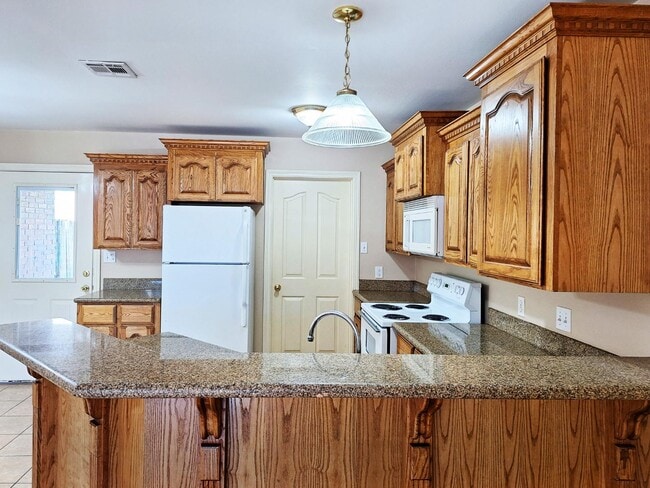 Building Photo - 1402 W Kiwi Ave