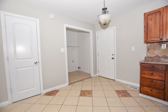 Building Photo - 4 Bedroom / 3 Bath Single Family Home