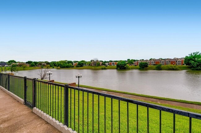 Building Photo - 5930 River Bend Dr