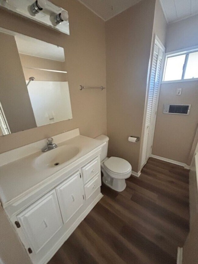 Building Photo - 2028 Linden Dr