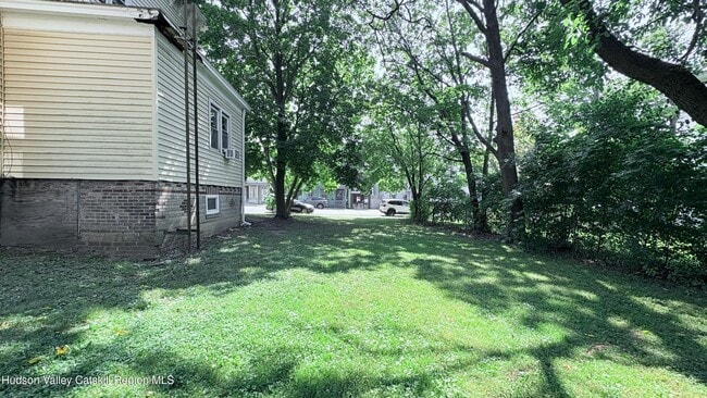 Building Photo - 834 Warren St