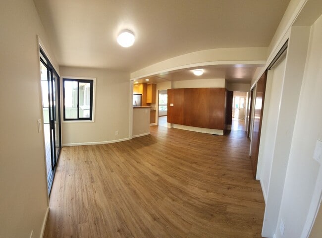 Building Photo - Large 5 Bedroom Home close to Poly Campus!!