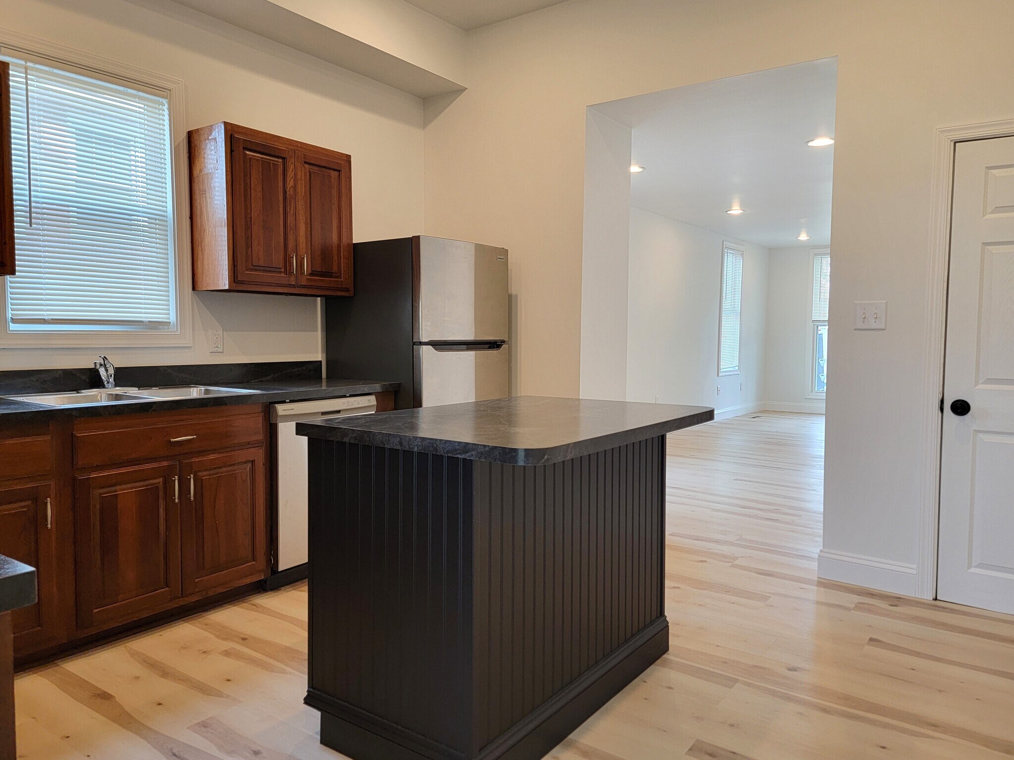 Building Photo - 113 E Chestnut St